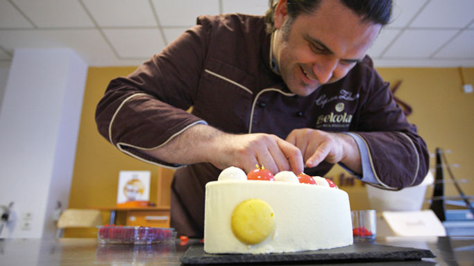 Demonstratie culinara | Texturi de ciocolata by Chef Ciprian Zobuian
Co-Proprietar Zobuian si Mr Cannoli, Brand Ambassador Belcolade Romania by Puratos România
Demonstratie culinara executata in cadrul evenimentului TASTE AMBASSADORS 2016